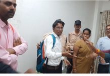 JU में मार्कशीट बनवाते हुए दलाल को रंगे हाथों पकड़ा