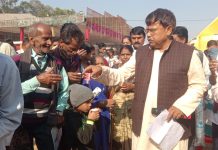 लाइन में लगे लोगों को ऊर्जा मंत्री ने चाय-पानी पिलाया, 3842 का कराया स्वास्थ्य परीक्षण