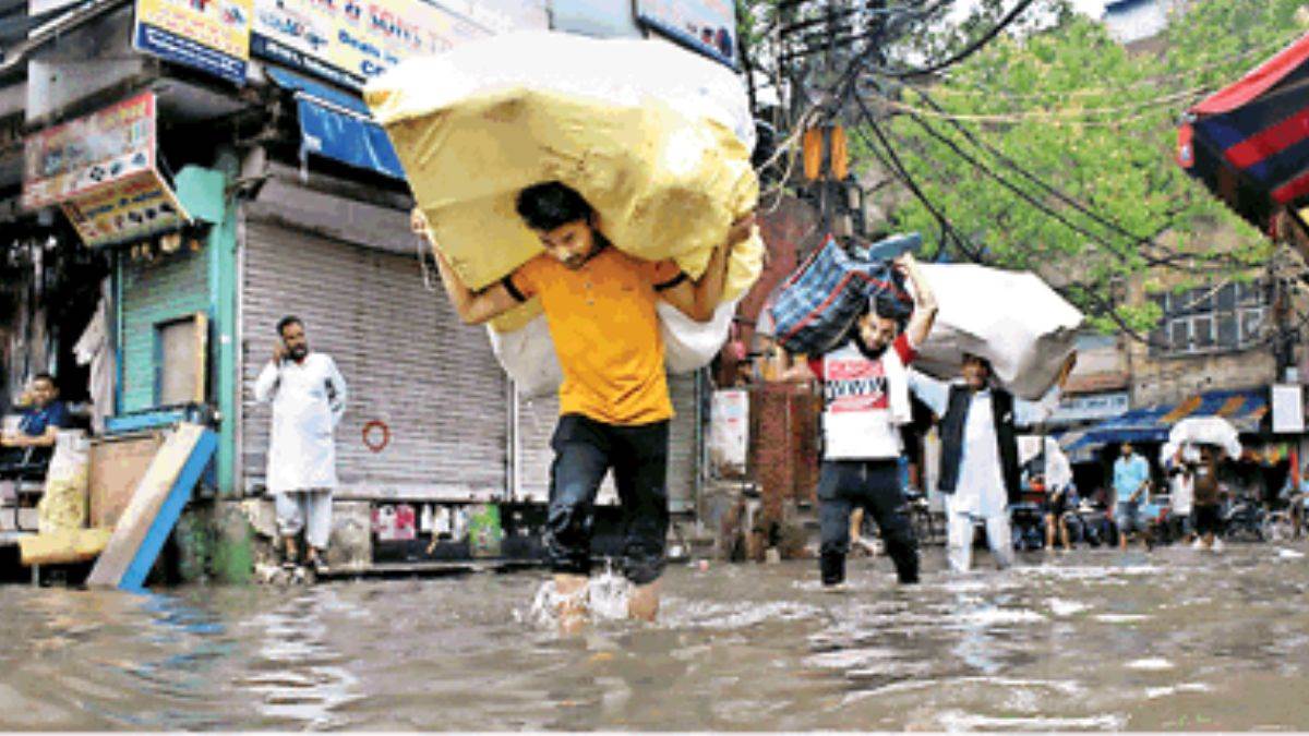दिल्ली के बिंदापुर में नशे में धुत युवक ने स्कूटी में लगा दी आग दिल्ली के बिंदापुर में नशे में धुत युवक ने स्कूटी में लगा दी आग
