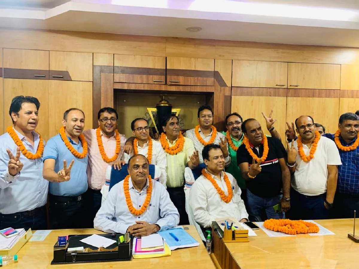 चेंबर ऑफ कॉमर्स के अध्यक्ष किशोर मंत्री समेत अन्य पदाधिकारियों ने सड़क पर उतर कर अपना विरोध दर्ज कराया , पंडरा बाजार समिति में पूरी तरह से सन्नाटा पसरा रहा। चेंबर ऑफ कॉमर्स के अध्यक्ष किशोर मंत्री समेत अन्य पदाधिकारियों ने सड़क पर उतर कर अपना विरोध दर्ज कराया , पंडरा बाजार समिति में पूरी तरह से सन्नाटा पसरा रहा।