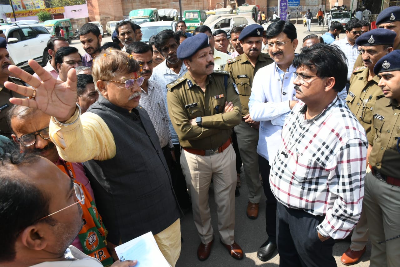 ऊर्जा मंत्री श्रीप्रद्युम्न सिंह तोमर ने जिला प्रशासन, पुलिस प्रशासन एवं निगम के अधिकारियों के साथ की बैठक