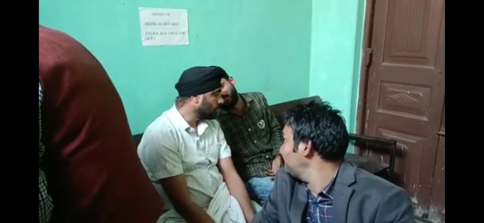 मध्य प्रदेश विद्युत वितरण कंपनी में संविदा कर्मी के रूप में पदस्थ एक महिला कर्मचारी से ₹5000 की रिश्वत लेते राज्य बीमा निगम के कर्मचारी को लोकायुक्त द्वारा दबोचा गया है