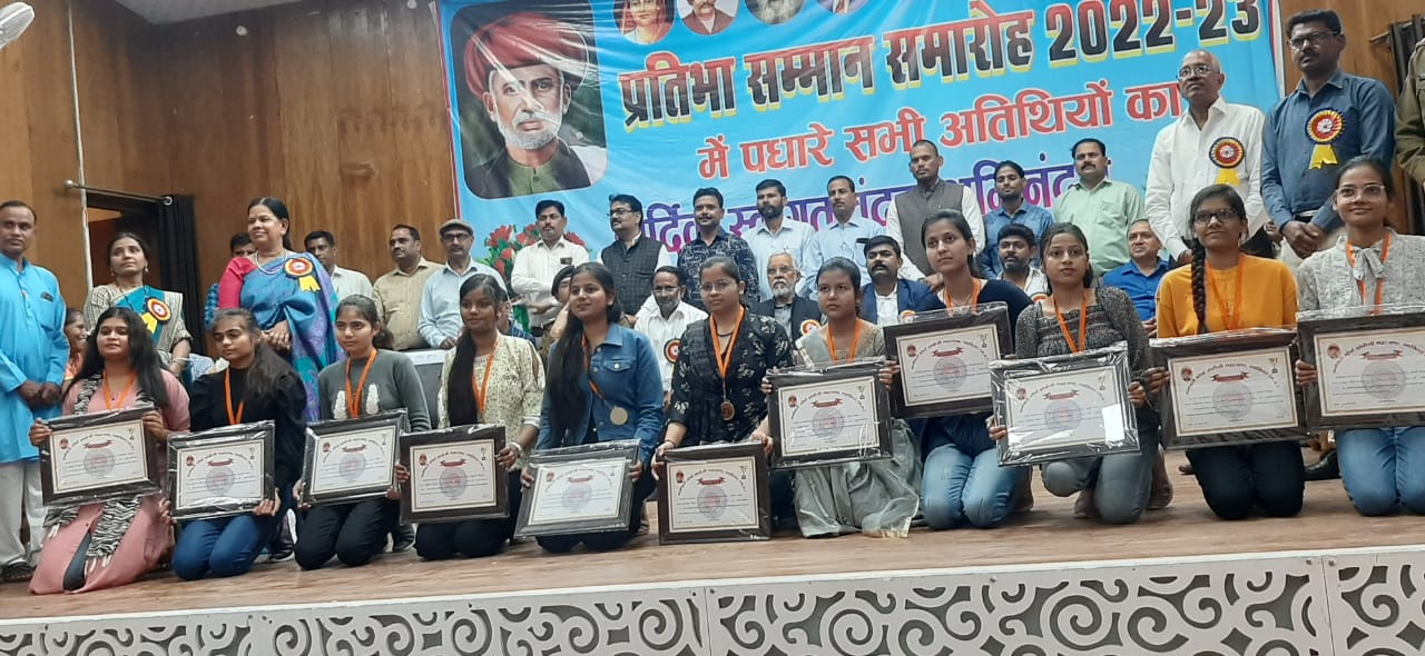 छात्र पढ़ेगा तो समाज बढ़ेगा ओबीसी मेधावी छात्रों का हुआ सम्मान