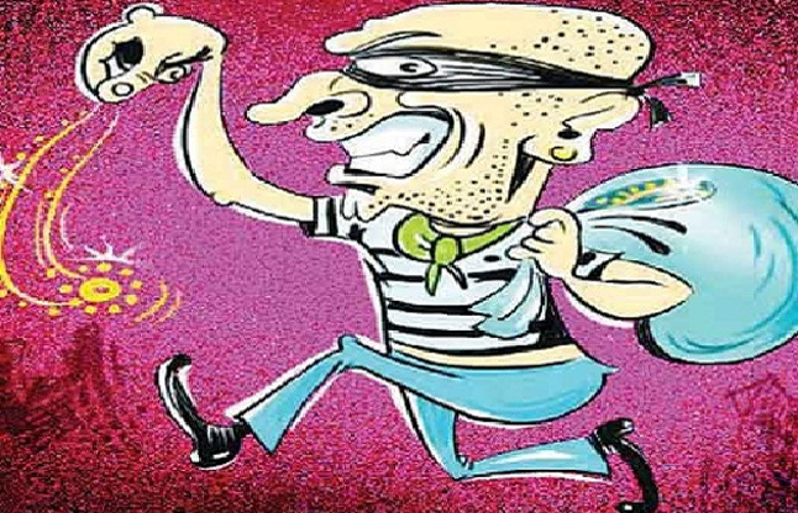 सूने मकान का कुंदा उखाड़कर चोरी