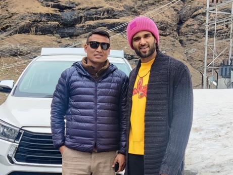 साउथ के एक्टर देवरगोंडा 100 फैंस संग स्पेशल से चॉपर से पहुंचे मनाली नाटी का लिया लुत्फ