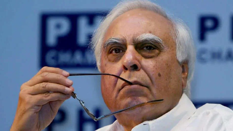 सुप्रीम कोर्ट ने सिब्बल से कहा अयोग्यता का मामला स्पीकर को देखने दीजिए कपिल सिब्बल उद्धव ठाकरे के नेतृत्व वाली शिवसेना की ओर से पेश हुए थे सुप्रीम कोर्ट ने सिब्बल से कहा अयोग्यता का मामला स्पीकर को देखने दीजिए कपिल सिब्बल उद्धव ठाकरे के नेतृत्व वाली शिवसेना की ओर से पेश हुए थे