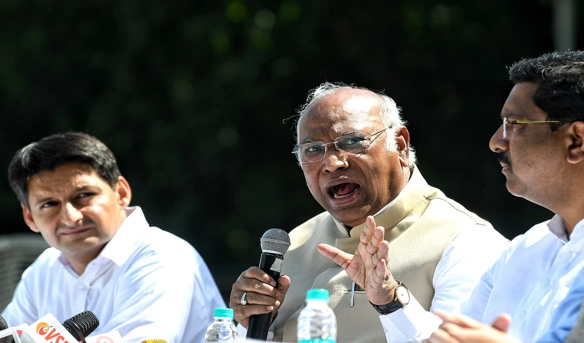 संसद के अंदर या बाहर बोलने की आजादी नहीं, कोई सच बोले, लिखे या दिखाए तो हो जाती है जेल : खड़गे संसद के अंदर या बाहर बोलने की आजादी नहीं, कोई सच बोले, लिखे या दिखाए तो हो जाती है जेल : खड़गे
