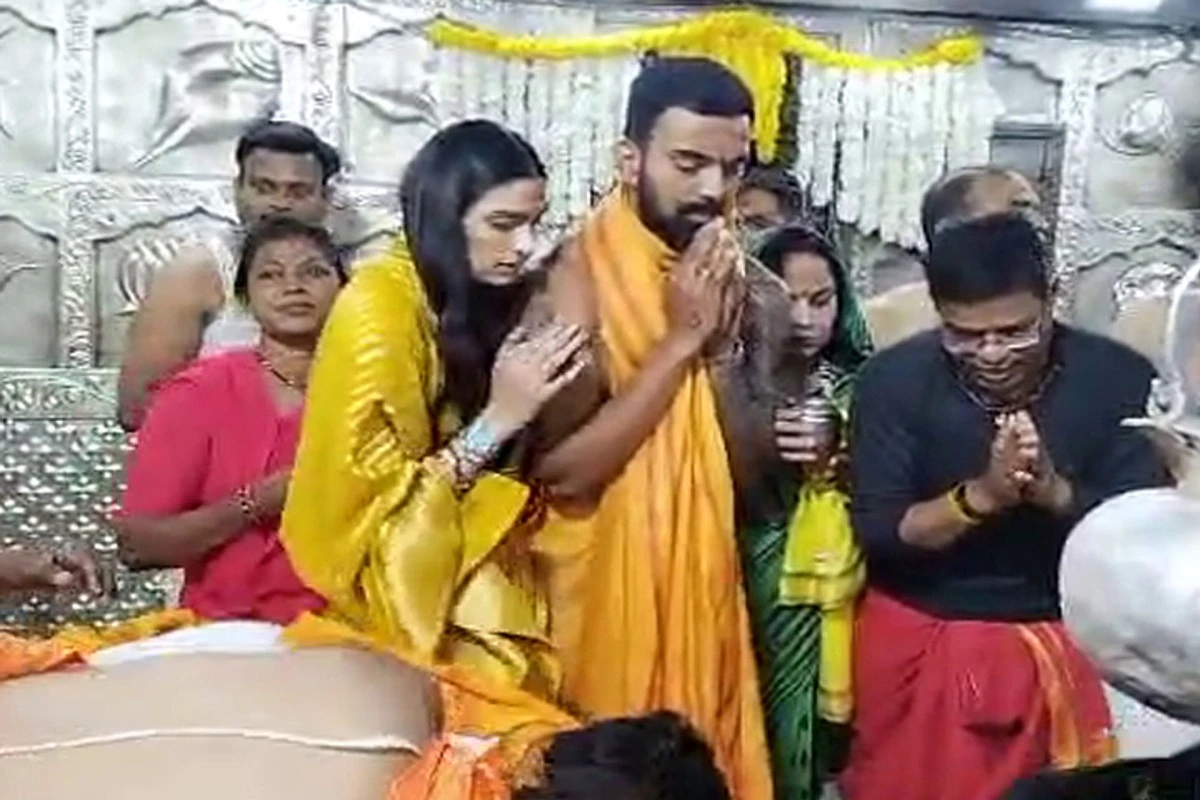 बाबा महाकाल के दर्शनों के लिए पहुंचे राहुल और आथिया बाबा महाकाल के दर्शनों के लिए पहुंचे राहुल और आथिया