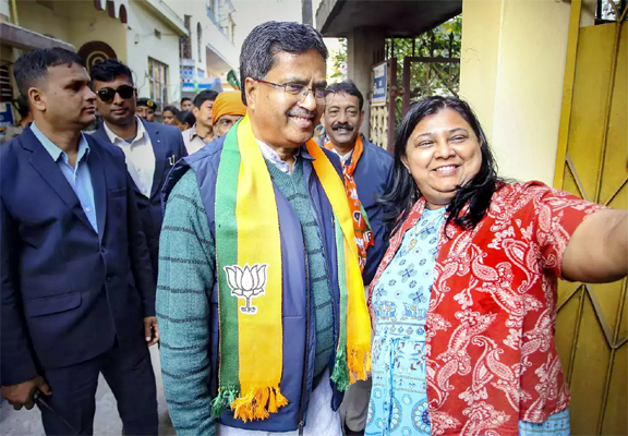 त्रिपुरा के सीएम माणिक साहा कर रहे हैं डोर टू डोर कैंपेन त्रिपुरा में 16 फरवरी को होगा विधानसभा चुनाव के लिए मतदान