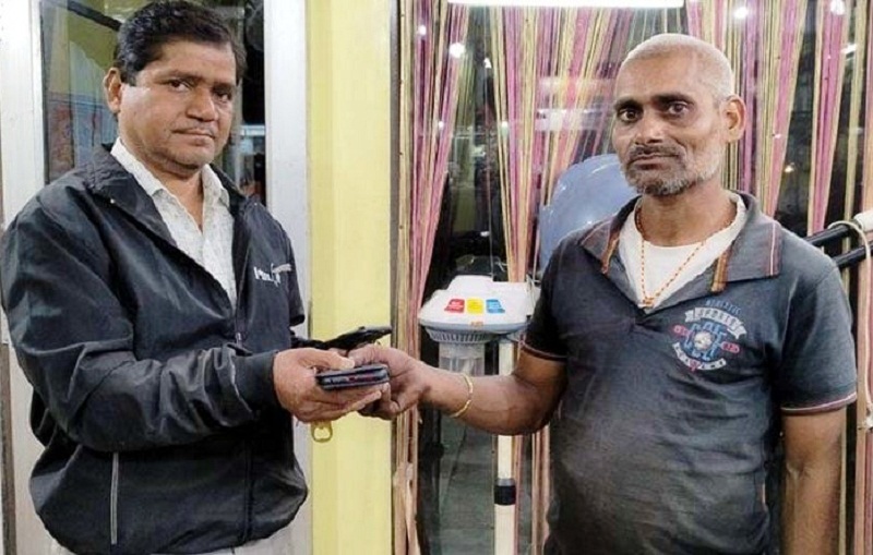 गुम मोबाइल को दुकान संचालक ने पहुंचाया उसके मालिक तक