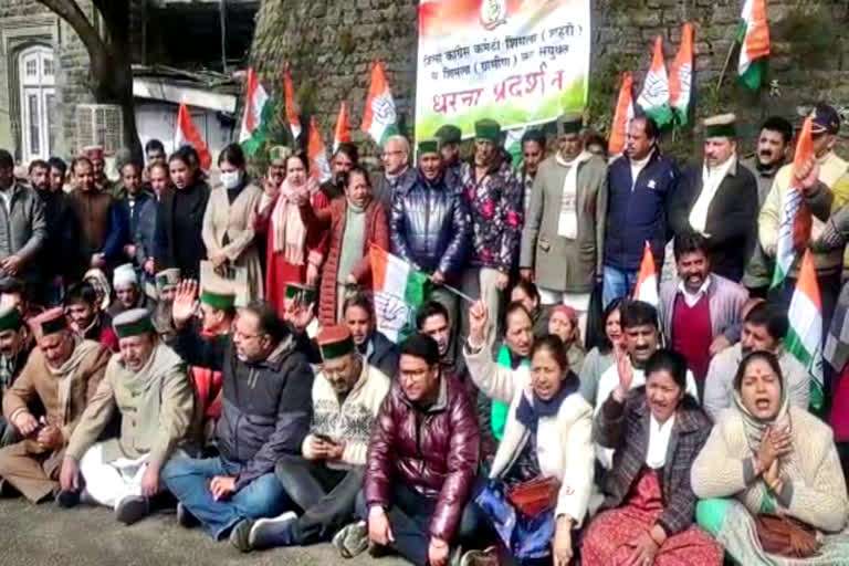 अडानी प्रकरण को लेकर हटिया प्रखंड कांग्रेस ने एसबीआई इंसलरी बैंक के समक्ष धरना दिया एव प्रदर्शन किया।