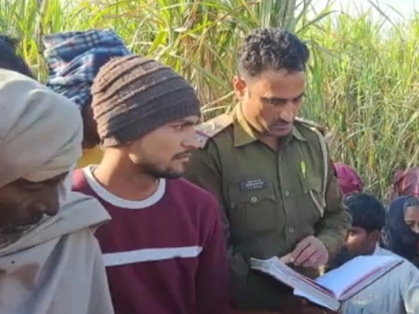 हत्या के 2 आरोपियों को पुलिस ने थाना परिसर में देख पकड़कर उनकी पिटाई की