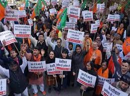 दिल्ली में आप के खिलाफ सड़कों पर उतरी बीजेपी मांगा सीएम केजरीवाल का इस्तीफा