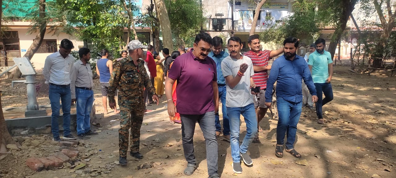 उपायुक्त अमरसत्य गुप्ता ने किया दीनदयाल नगर क्षेत्र में साफ-सफाई व्यवस्था का निरीक्षण