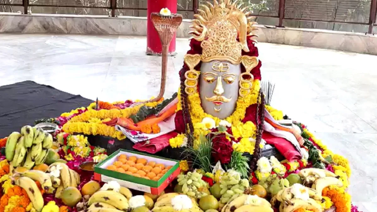 मुस्लिम से हिन्दू बनी महिला ने 19 तोले सोने का मुकुटभगवान शिव को चढ़ाया