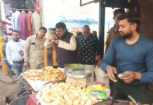 गोल गप्पे देख कैबिनेट मंत्री तोमर के मुंह में आया पानी, स्वाद भी चख लिया