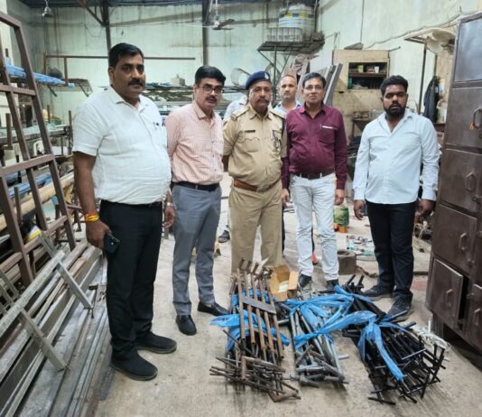 ग्वालियर में कार्बाइड गन के खिलाफ बड़ी कार्रवाई, 57 गन और 5 पैकेट पोटाश जब्त, मां पीतांबरा स्टील ट्रेडर्स को किया सील